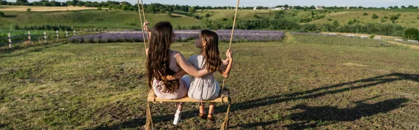 Back View Mother Daughter Long Hair Riding Swing Field Banner — Stock fotografie