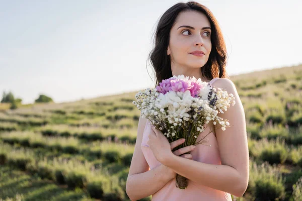 Brunette Woman Bouquet Fresh Flowers Looking Away Countryside — Foto Stock