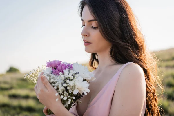 Brunette Woman Long Hair Holding Flowers Outdoors — Stock Photo, Image