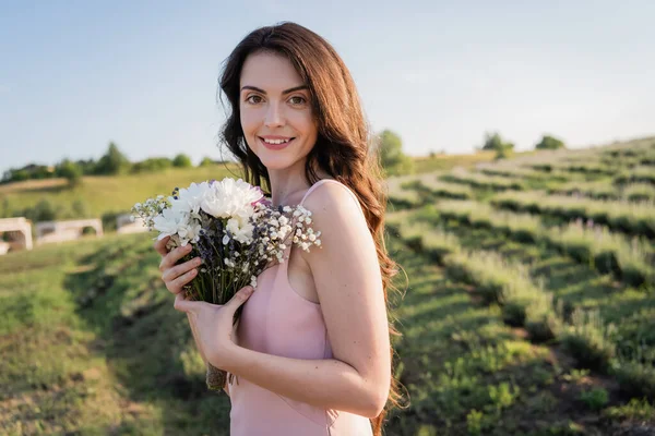 Happy Woman Holding Bouquet Fresh Flowers Meadow — Zdjęcie stockowe