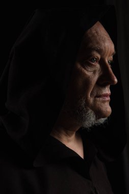 Siyah başlıklı orta çağ rahibinin portresi.