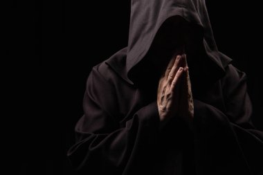 Ortaçağ keşişi siyahların üzerinde tek başına dua ediyor.