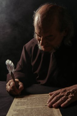 Geceleyin siyah arkaplan üzerine gizemli keşiş el yazmaları