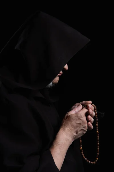 얼굴이 가려진 채검은 색옷을 기도를 수사의 — 스톡 사진