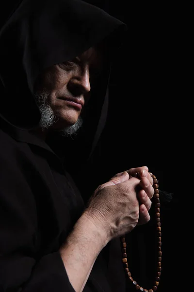 戴头巾的中世纪僧人 带着被黑色隔离的念珠 — 图库照片