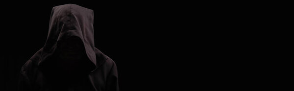 таинственный монах с лицом под капюшоном, изолированный на черном, знамя