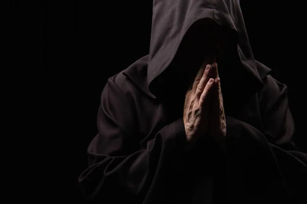 Anonymer Mittelalterlicher Mönch Mit Kapuze Der Isoliert Auf Schwarz Betet — Stockfoto