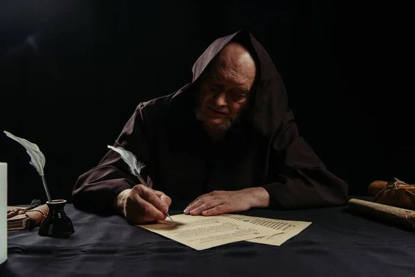 Abade Medieval Escrevendo Crônica Pergaminho Perto Tinteiro Isolado Preto — Fotografia de Stock