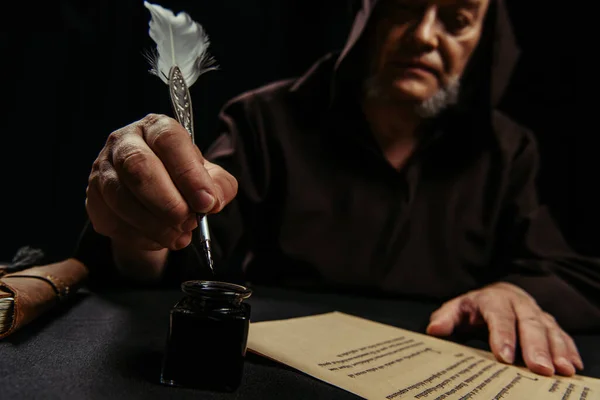Monge Desfocado Segurando Pena Caneta Perto Tinta Manuscrito Antigo Isolado — Fotografia de Stock