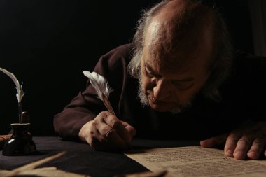 Ortaçağ tarihçisi siyah üzerine izole edilmiş tüy kalem ile el yazması