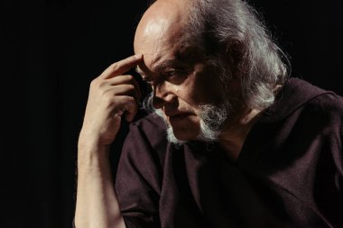 Ortaçağ dindar filozofu siyah üzerine izole edilmiş alınlarına ve düşüncelerine dokunur.