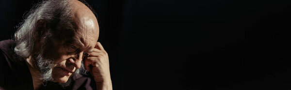 задумчивый средневековый философ думает со склоненной головой изолирован на черном, баннер