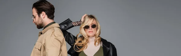Stylish Blonde Woman Sunglasses Leather Jacket Leaning Back Bearded Man — Stockfoto