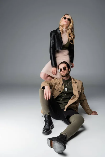 Full Length Stylish Man Sunglasses Sitting Blonde Woman Grey — Zdjęcie stockowe
