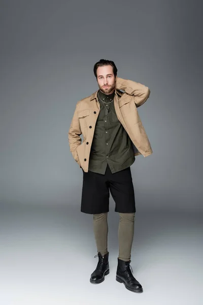 Full Length Bearded Man Stylish Outfit Looking Camera While Posing — Stock Fotó