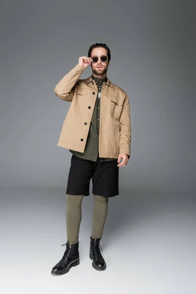 Full Length Bearded Man Stylish Outfit Standing Adjusting Sunglasses Grey — Stock Fotó