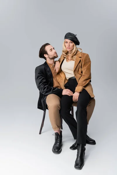 Full Length Blonde Woman Stylish Beret Sitting Knees Bearded Man — Stockfoto