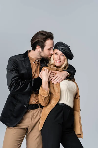 Cheerful Man Hugging Happy Woman Stylish Beret Isolated Grey — Stock fotografie