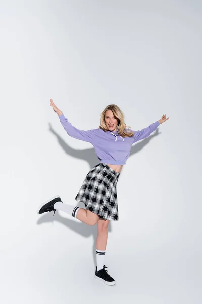 Full Length Cheerful Blonde Woman Trendy Outfit Posing Outstretched Hands — Foto Stock