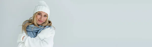 Портрет Счастливой Женщины Зимней Шляпе Вязаном Шарфе Смотрящей Камеру Изолированную — стоковое фото