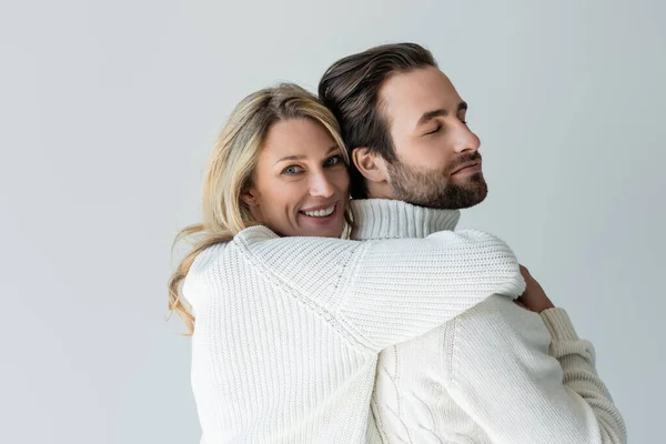 Cheerful Blonde Woman White Knitted Sweater Hugging Bearded Man Isolated — Stock fotografie