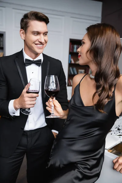Smiling Man Suit Holding Glass Wine Sensual Girlfriend Piano Home — Fotografia de Stock