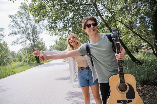 Cheerful Couple Thumbs Stopping Car Countryside Road — Stockfoto