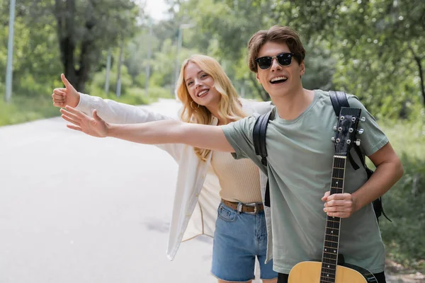 Young Happy Hitchhikers Stopping Car Countryside Road — Stockfoto