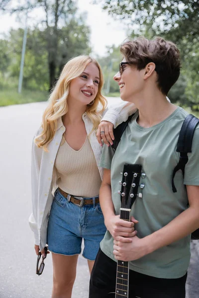 Man Guitar Blonde Woman Smiling Each Other While Walking Countryside — Stockfoto