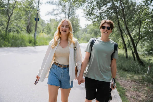 Blonde Woman Man Sunglasses Holding Hands While Walking Countryside — Stockfoto