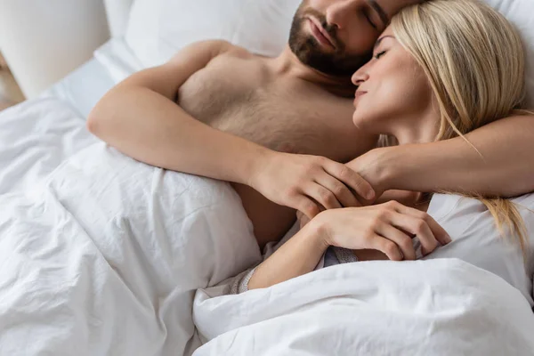 Bearded Man Hugging Blonde Girlfriend While Sleeping Bed Home — Fotografia de Stock