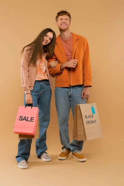 Full Length Cheerful Couple Holding Shopping Bags Sale Black Friday — стоковое фото