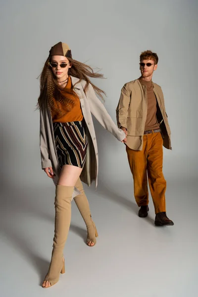 Full Length Young Couple Autumnal Outfits Sunglasses Holding Hands While —  Fotos de Stock
