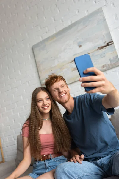 Young Happy Man Taking Selfie Cheerful Girlfriend Living Room — Φωτογραφία Αρχείου