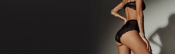 Обрезанный Вид Сексуальной Женщины Кружевном Белье Позирует Рукой Бедре Черном — стоковое фото