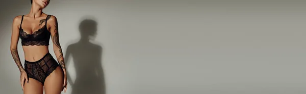 Abgeschnittene Ansicht Einer Sexy Tätowierten Frau Unterwäsche Auf Grauem Hintergrund — Stockfoto
