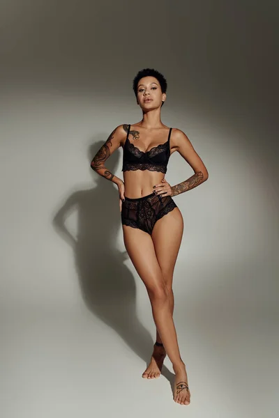Full Längd Smal Tatuerad Kvinna Med Sexig Kropp Poserar Med — Stockfoto