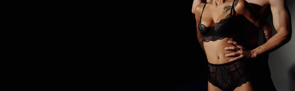 Dantelli Çamaşırlı Siyah Arka Planda Ona Sarılan Genç Baştan Çıkarıcı — Stok fotoğraf
