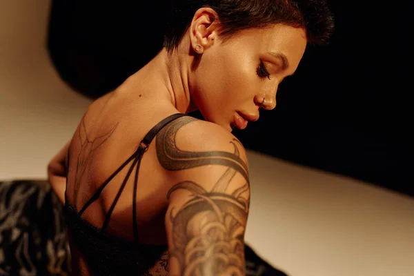 Sexy Donna Tatuata Con Capelli Corti Bruna Reggiseno Sfondo Nero — Foto Stock