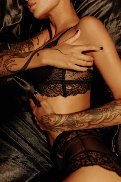 Πάνω Άποψη Του Περικοπεί Τατουάζ Γυναίκα Σέξι Εσώρουχα Μαύρο Μεταξωτό — Φωτογραφία Αρχείου