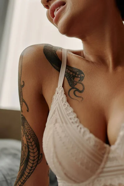 家中穿着米色花边胸罩的纹身妇女的剪影 — 图库照片
