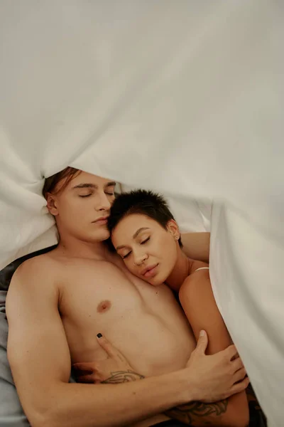 Κάτοψη Του Μυώδη Άνδρα Αγκαλιάζει Τατουάζ Φίλη Κάτω Από Κουβέρτα — Φωτογραφία Αρχείου