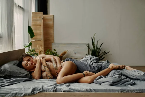 Tutkulu Bir Adam Sabah Yatakta Seksi Kız Arkadaşını Kucaklıyor Öpüyor — Stok fotoğraf