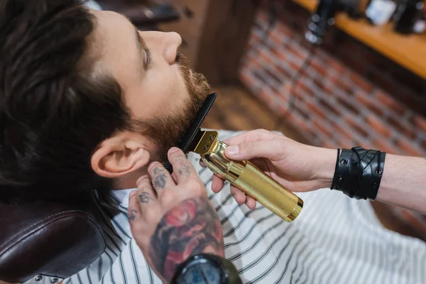 Vista Ángulo Alto Peluquero Tatuado Barba Corte Hombre Con Cortador —  Fotos de Stock