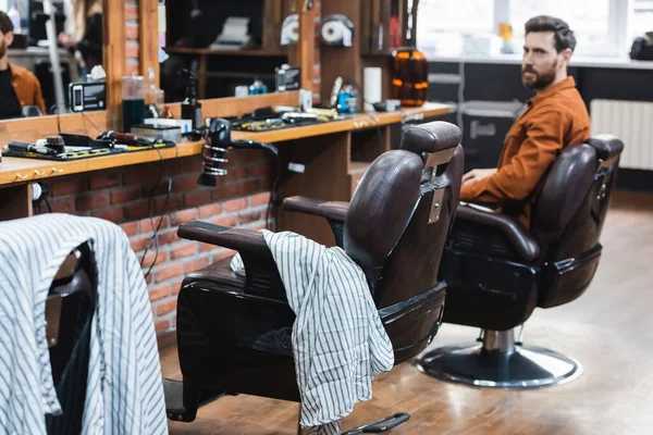Hombre Barbudo Sentado Silla Peluquería Mirando Cámara Barbería —  Fotos de Stock