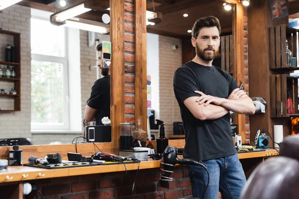 Confident Hairdresser Standing Crossed Arms Looking Camera Workplace Barbershop — Stock Photo, Image