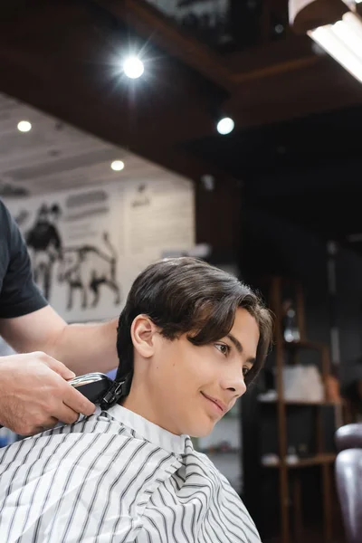 Fryzjer Przycinanie Włosy Uśmiechnięty Nastolatek Facet Fryzjer — Zdjęcie stockowe