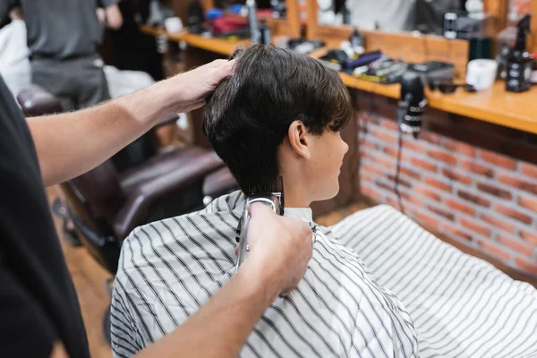 Brunetka Nastolatek Fryzjer Peleryna Pobliżu Fryzjer Przycinanie Jego Włosy Salon — Zdjęcie stockowe