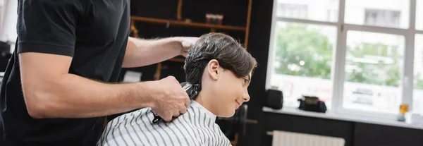 バーバーショップバナーの10代の顧客の美容師トリミング首の側面図 — ストック写真