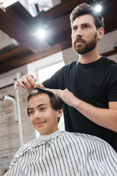 Fryzjer Czesanie Włosy Nastoletniego Klienta Salonie Piękności — Zdjęcie stockowe